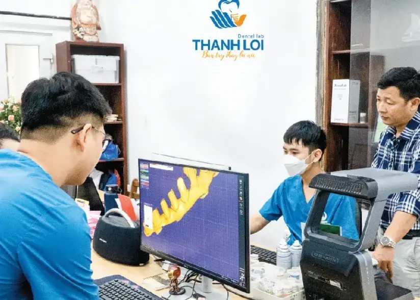 Kỹ thuật viên thiết kế CAD trên máy quét mẫu